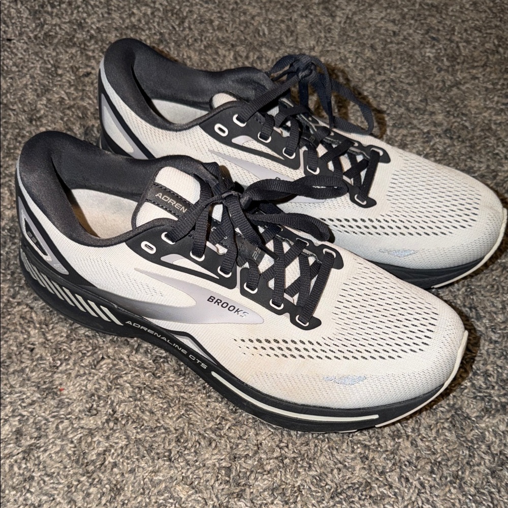 Brooks Men's White and Black Athletic Shoes